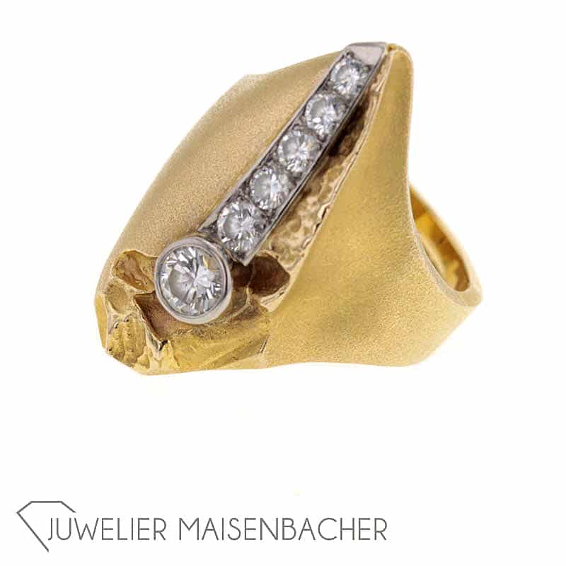 Beim Hausbesuch werden Ihre Wertgegenstände (Diamanten, Gold, Luxusschmuck oder Luxusuhren)  angemessen bewertet.